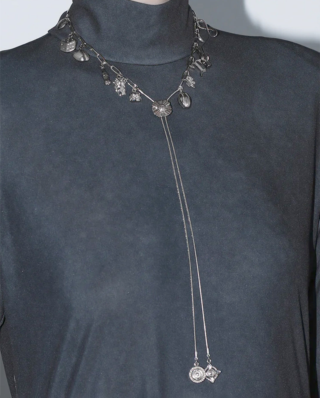 Metal Motif Loop Tie silver