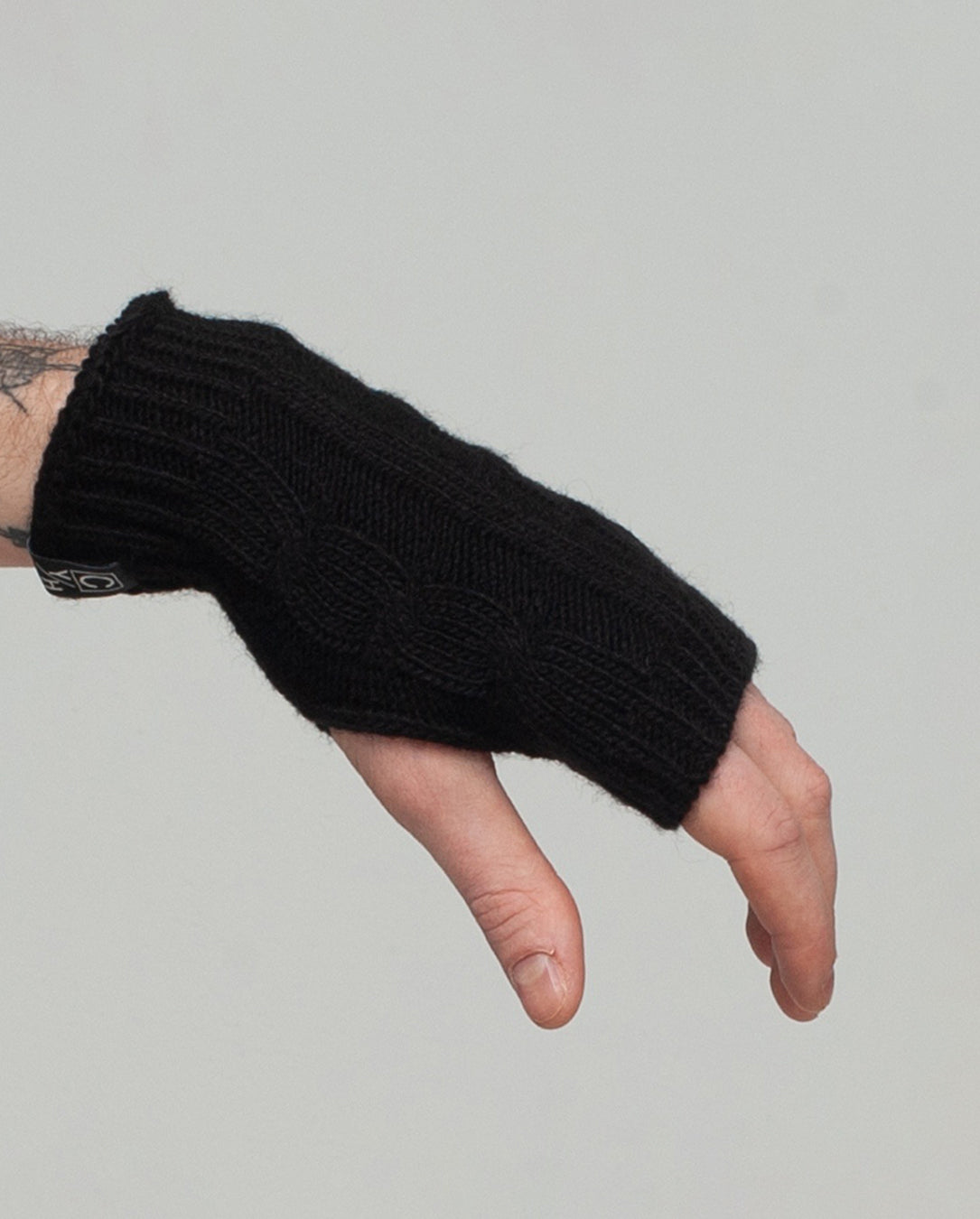 2330 Cable-Knit Mittens black